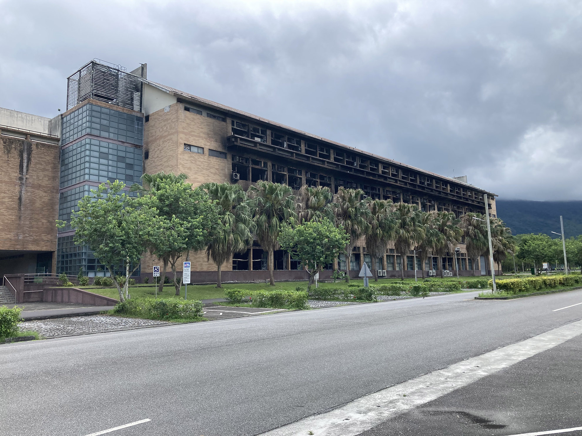 La chute des racks de stockage a provoqué l'inflamation de certains produits du loaboratoire, qui a conduit à l'incendie généralisé du bâtiment.